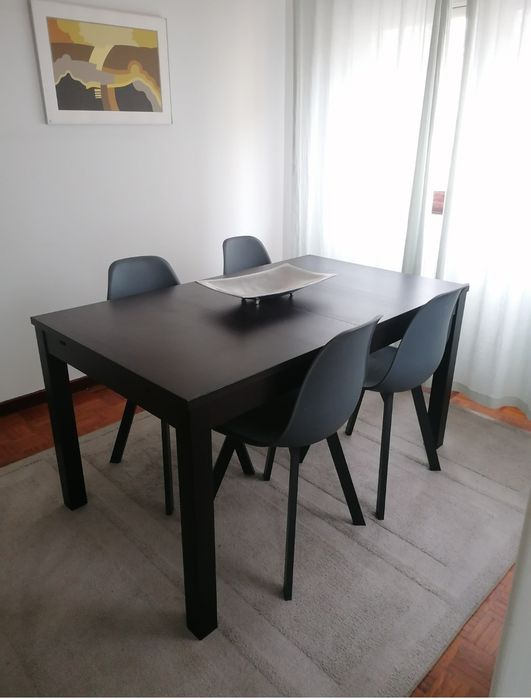 Conjunto de mesa e 4 cadeiras