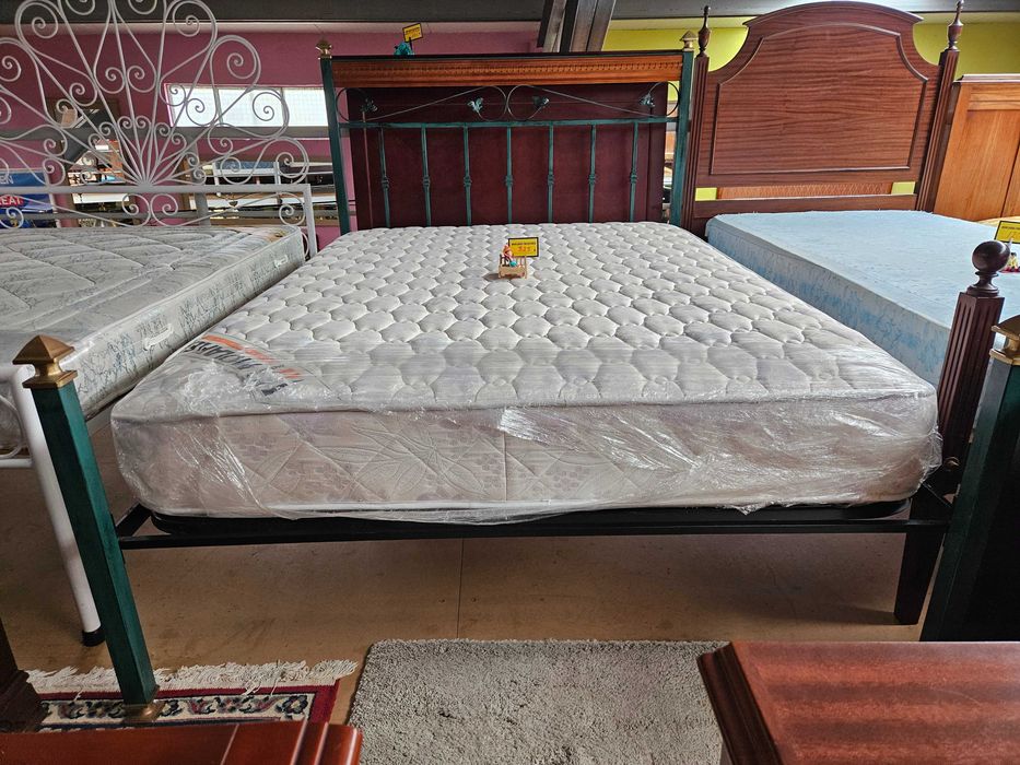 Cama em ferro com acabamento em madeira mais estrado