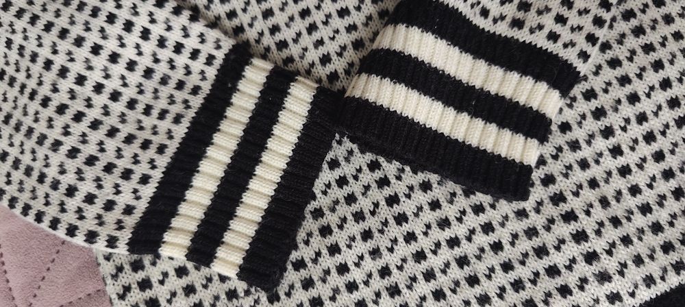 Продам почти новый шерстяной мужской свитер , s