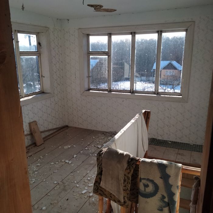 Двоповерхова дача під лісом