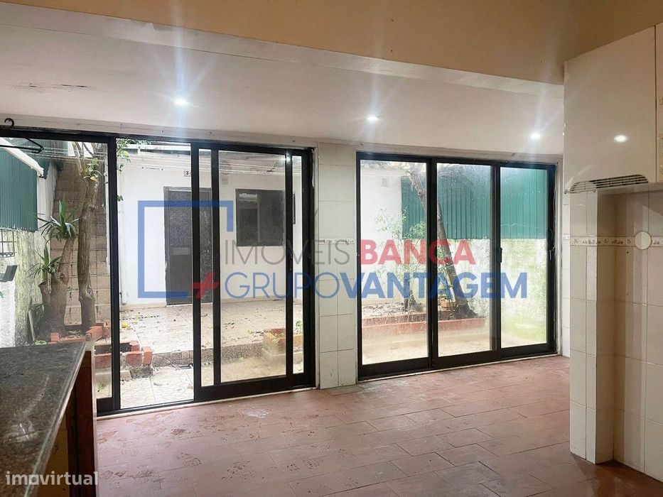 Apartamento Amadora Com Logradouro