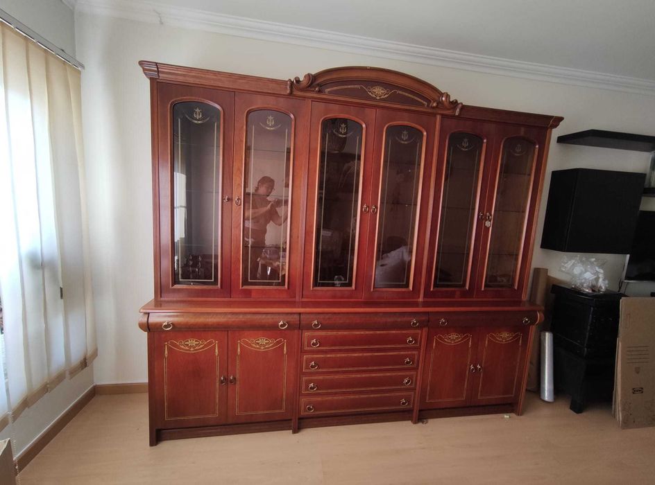 Móvel de sala/ Cristaleira em madeira