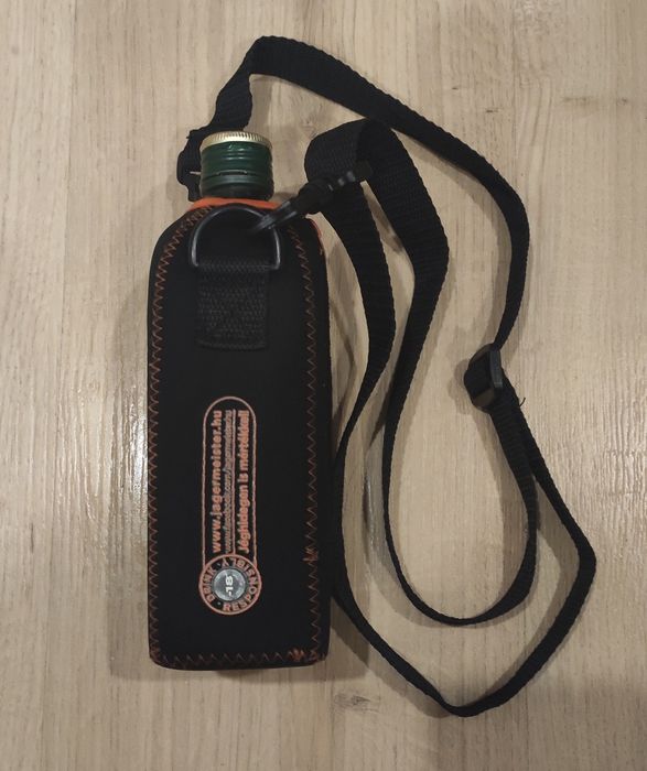 Неопреновий чохол-термос для пляшки Jägermeister з ремінцем.