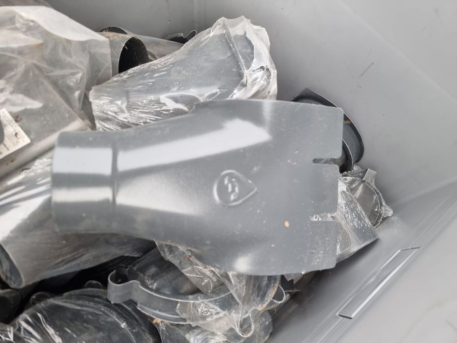 Zestaw elementów rynnowych kolanka i inne