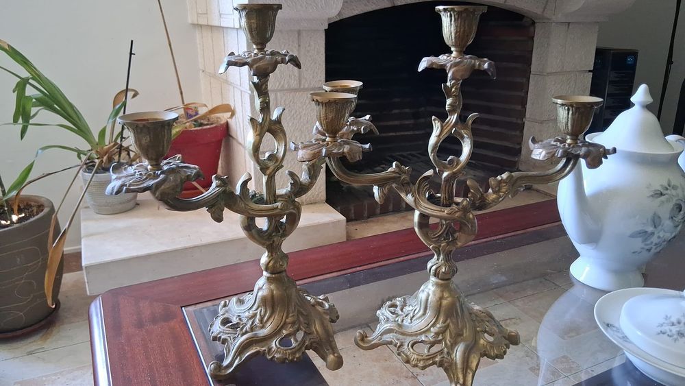 Antigos lustres de bronze de artesanato português