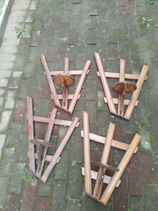 Stary drewniany kwietnik wiszący