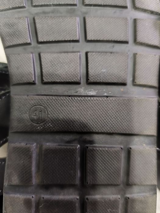 Продам кросівки 43р