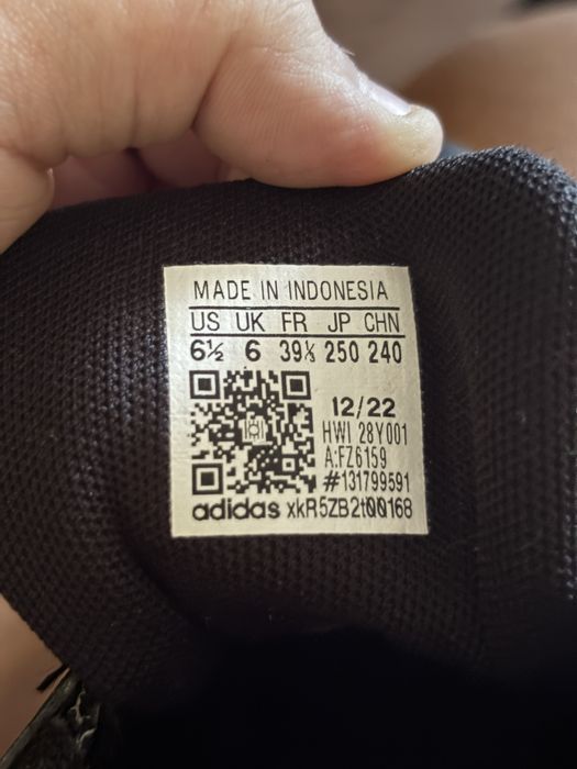 Продам кросівки adidas