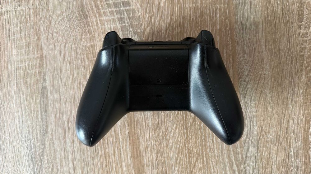 Xbox one X + 2 comandos originais