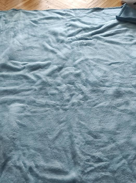 Одіяло нове, та пледи теплі.