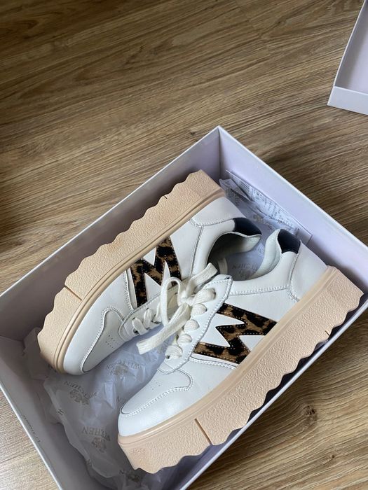 Damskie sneakersy skórzane z literą „W”