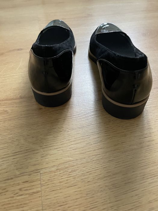 Czarne buty damskie lakierki zamszowe
