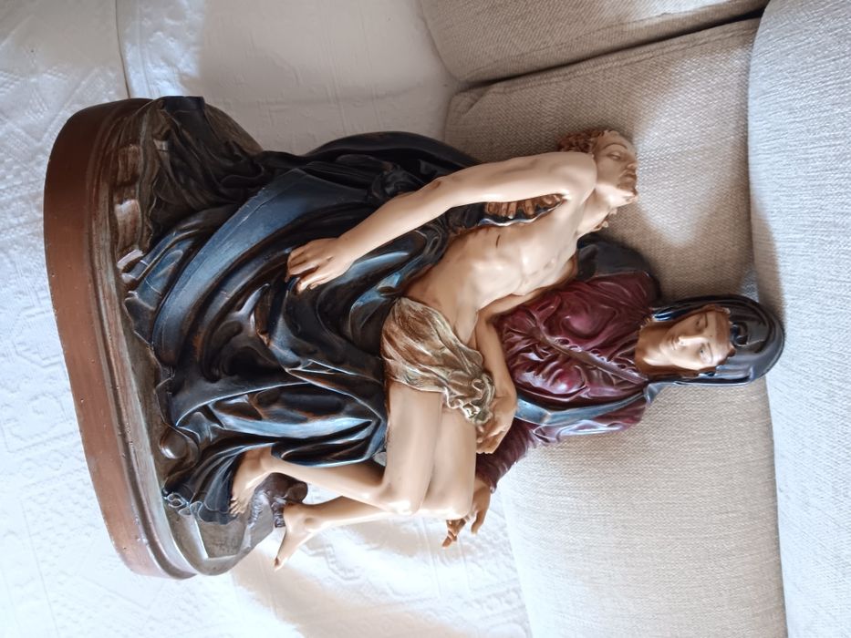 Pietá e dois castiçais