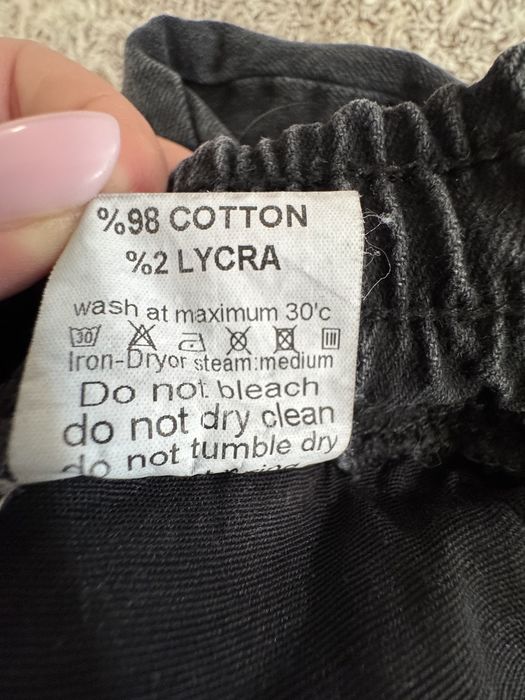 Стильні широкі джинси з розрізом на дівчинку