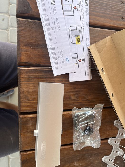 Samozamykacz GEZE TS 1500 bez ramienia srebrny