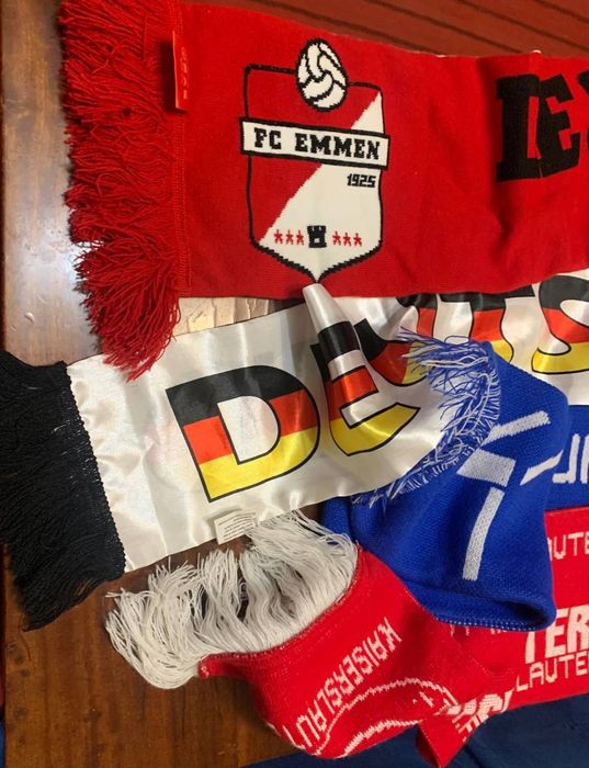 Шарфы спортивные/командные/футбольные. 4 шт. Один лот.