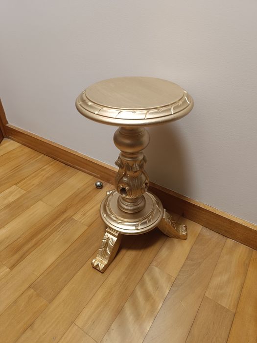 Pequena coluna antiga restaurada estilo séc XVll acabamento em ouro velho