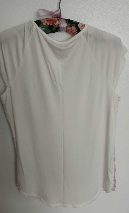 Blusa branca e lilás