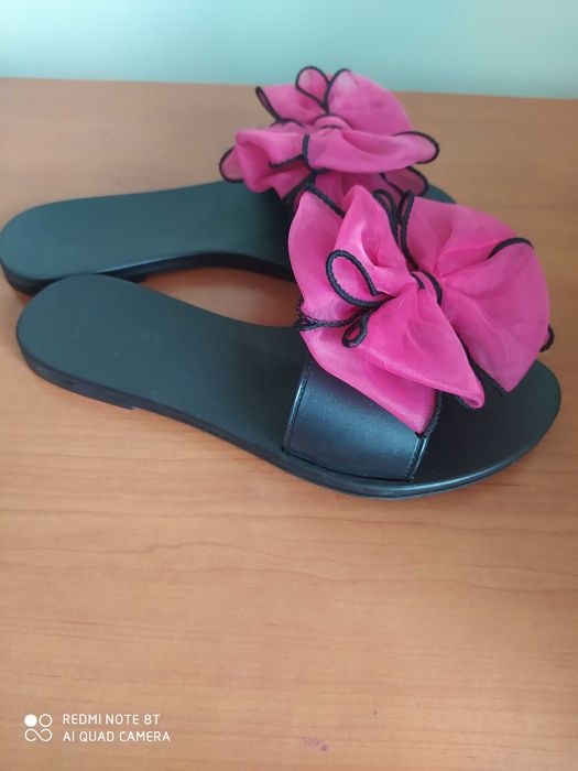 Eleganckie klapki z różowymi kokardkami