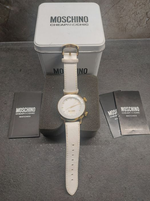 Стильний жіночий годинник від Moschino