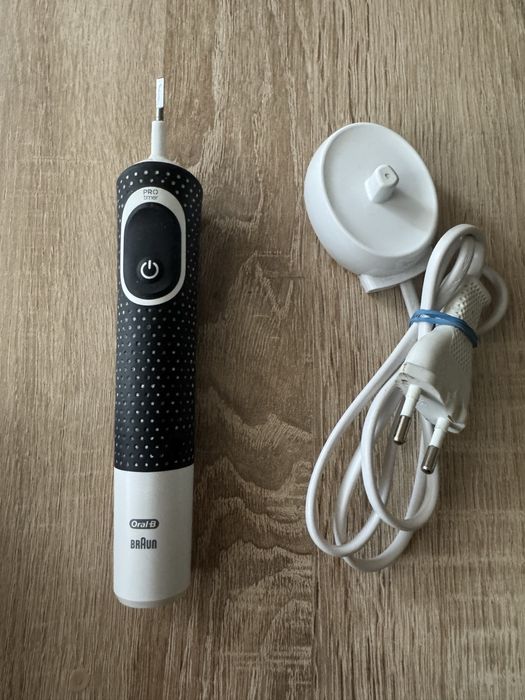 Szczoteczka elektryczna Oral-B Vitality 100 + ładowarka sprawna