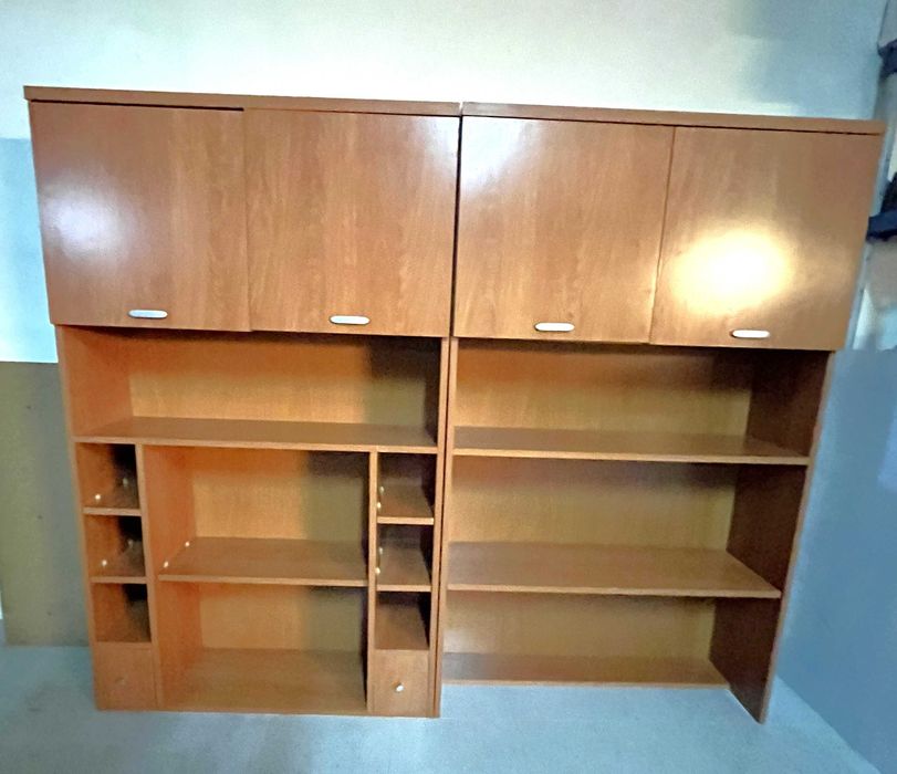 Móveis Estantes com Portas e Prateleiras