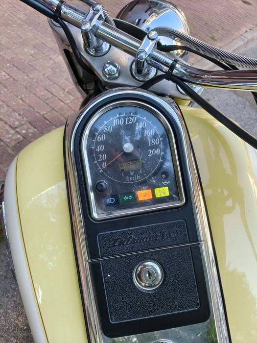 Suzuki intruder 1500 LC amarela