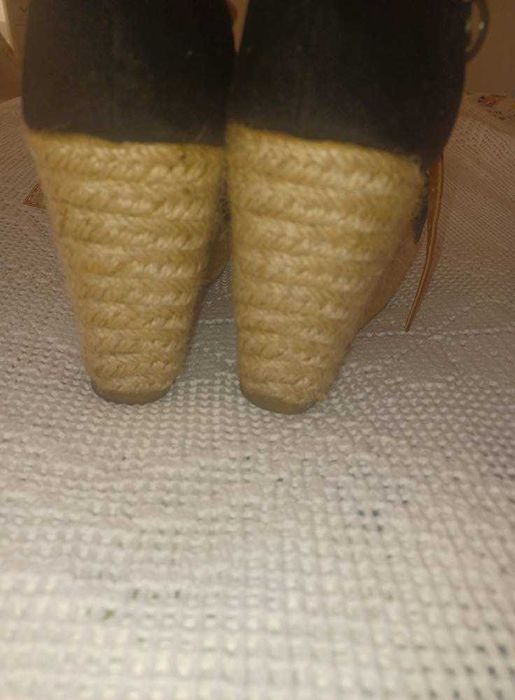 Sandalias de cunha preta da Inside