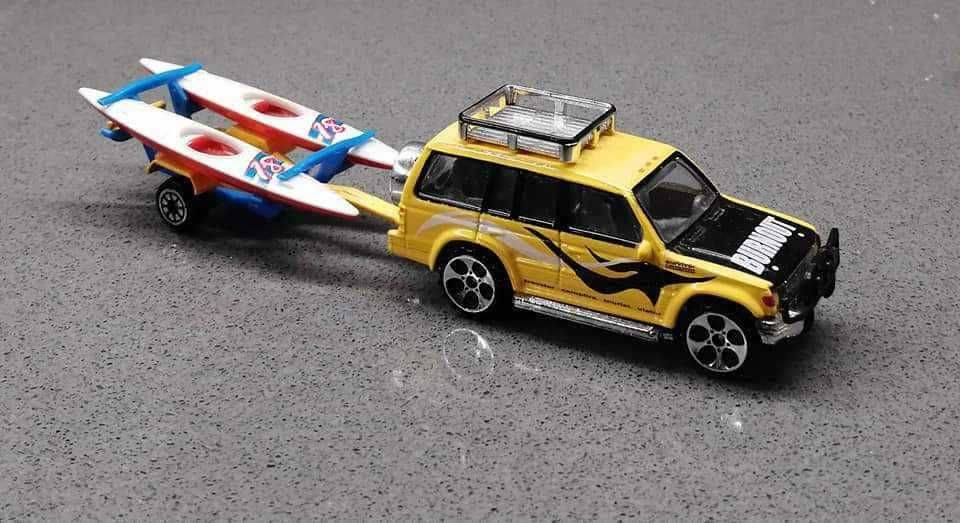 Miniatura 1.64 Mitsubishi Pajero com reboque