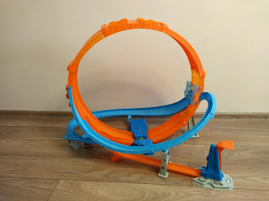 HOT WHEELS Kaskaderska Giga Pętla