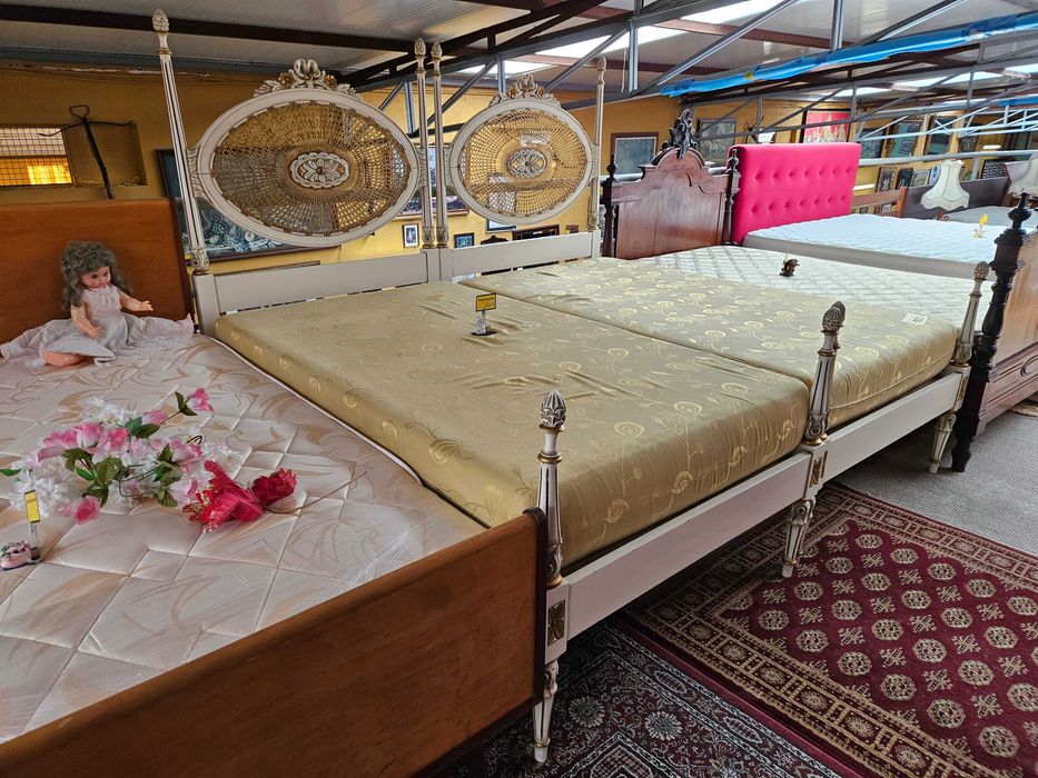 Camas de solteiro em madeira e palhinha, com estrado e colchão - Muito