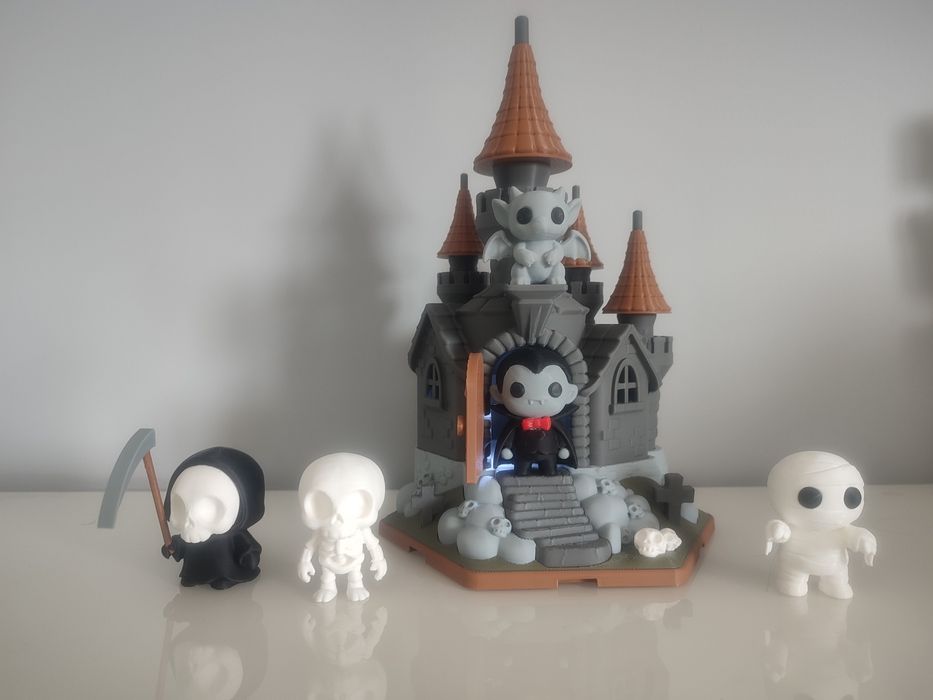 Castelo Assombrado com Figuras de Halloween
