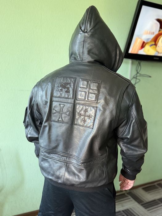 Очень тёплая зимняя flight jacket из 100% натуральной кожи телёнка, цвет — чёрный.
