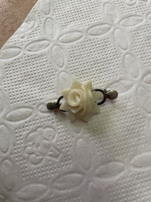 Срібна брошка квітка