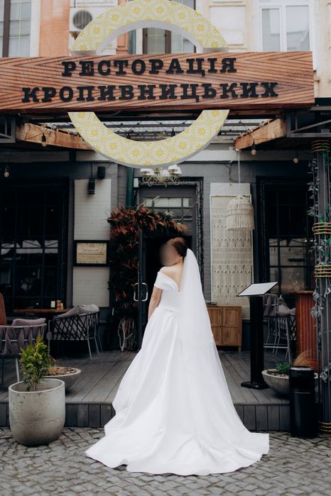 Весільня сукня білого кольору