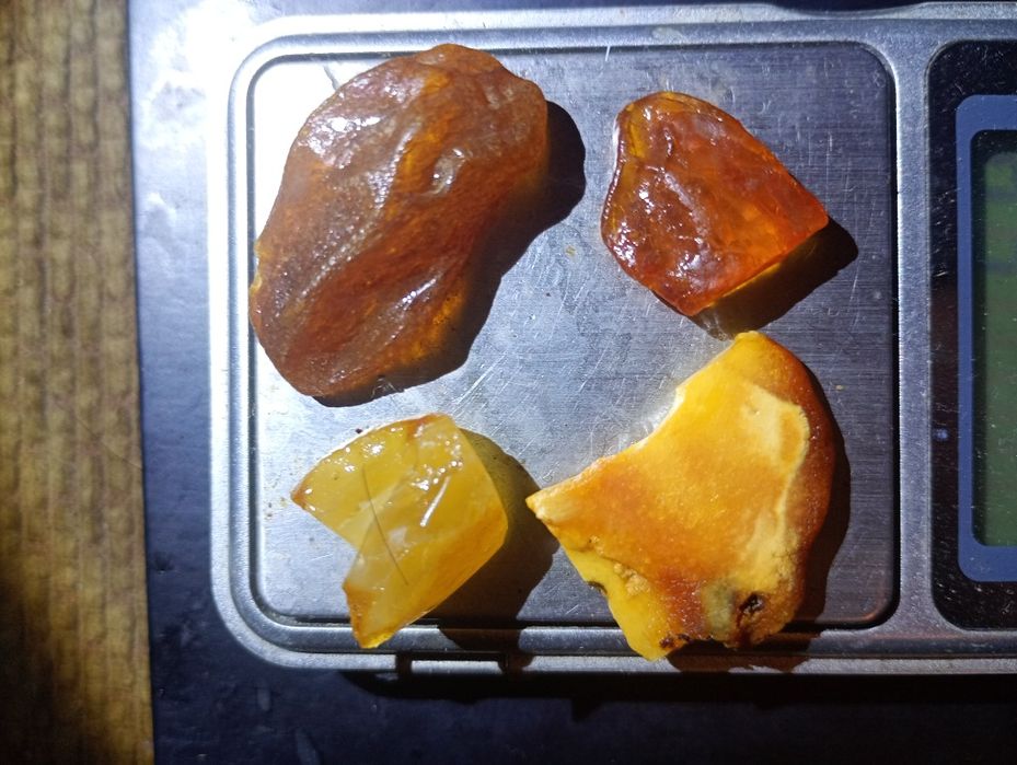 Bursztyn bałtycki surowy 4 szt