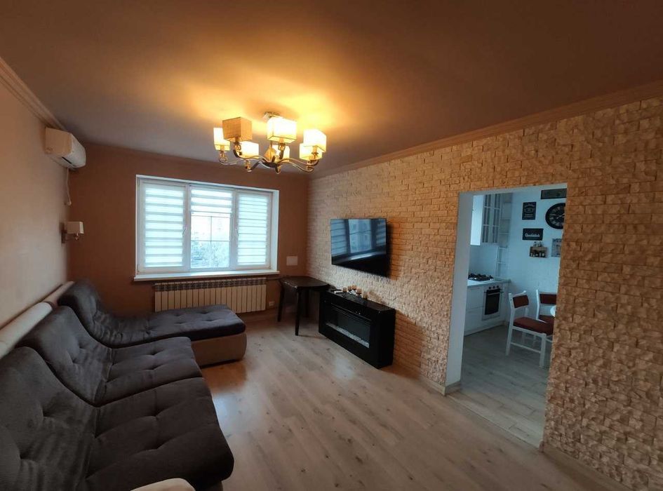 Продам чотирикімнатну квартиру з видом на набережну