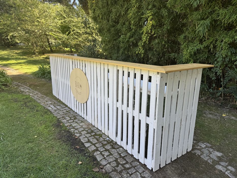 Bar em paletes com tampo de pinho