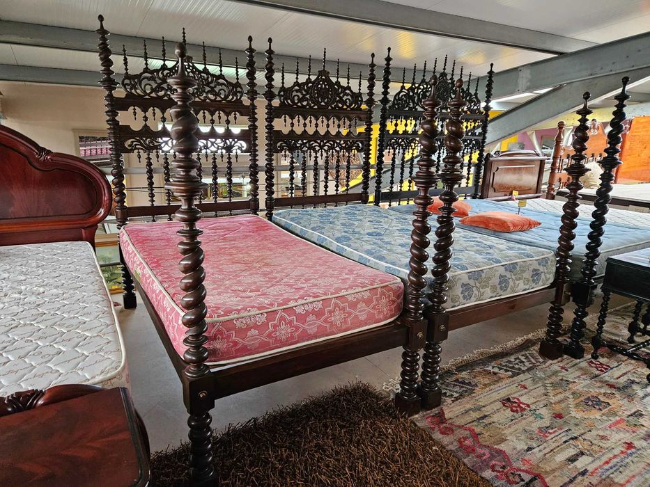 Camas antigas de solteiro em madeira maciça com estrad