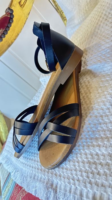 ANDRE Sandálias em couro Yael