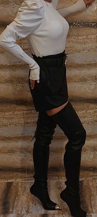 Elegancki sweterek z bardzo stylowymi drapowanymi rękawami