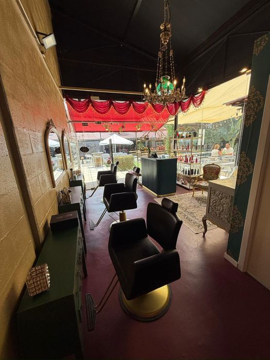 Salão de Beleza Premium a venda totalmente equipado pronto a trabalhar