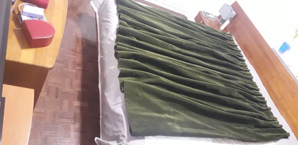 Conjunto de DOIS Cortinados de Veludo Verde Opacos
