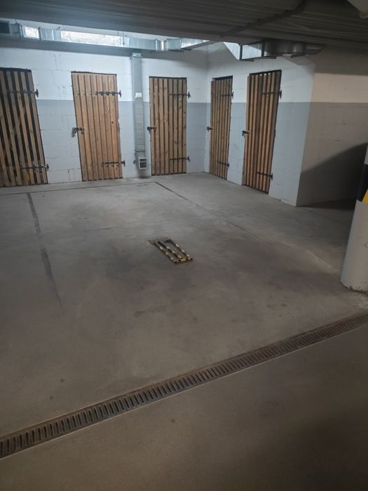 Miejsce postojowe  ul Fieldorfa 4