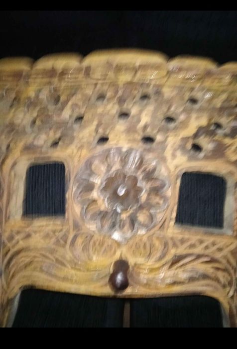 Cabide de parede em forma de canga, de madeira entalhada, com 5 suport