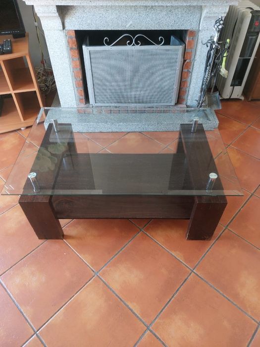 Mesa de centro em madeira e vidro