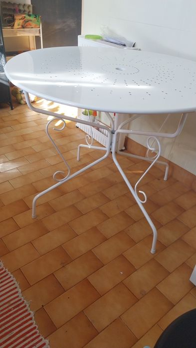 Mesa de jardim com duas cadeiras