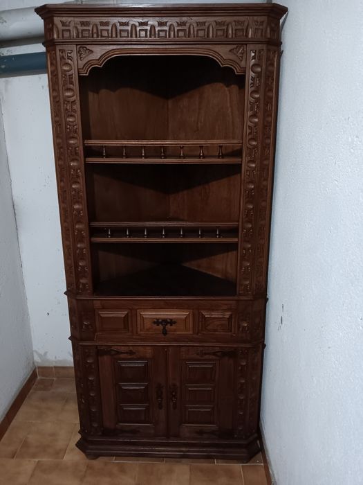Móvel de canto em madeira