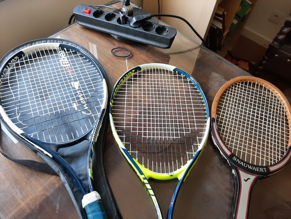 Vendo 3 raquetes de   tenis. 2 marca decathlon e 1 marca Snauwaert ( L 4)