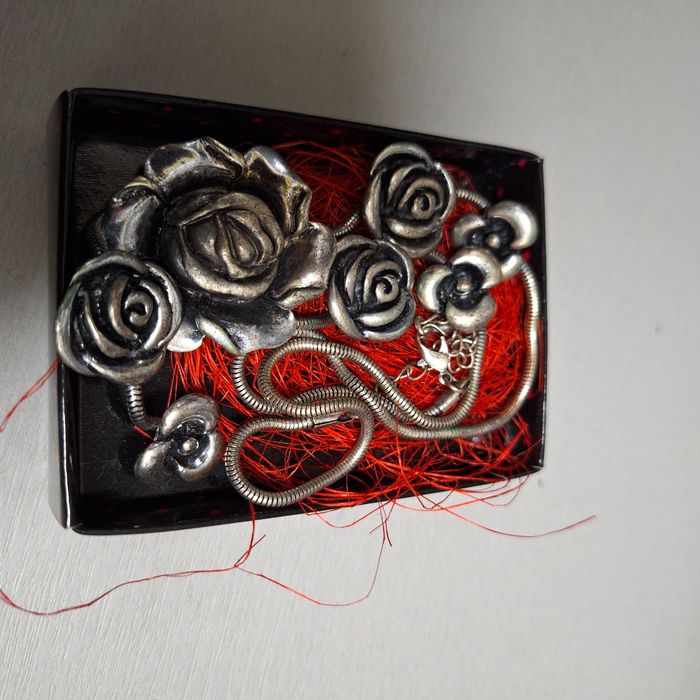 Naszyjnik z różami piekny wygląda jak oksydowane srebro